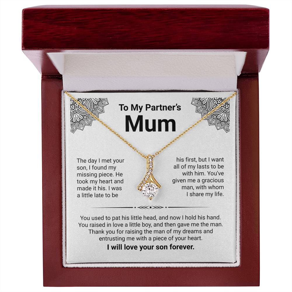 Gold necklace in gift box with heartfelt message for partner's mum, perfect appreciation gift.